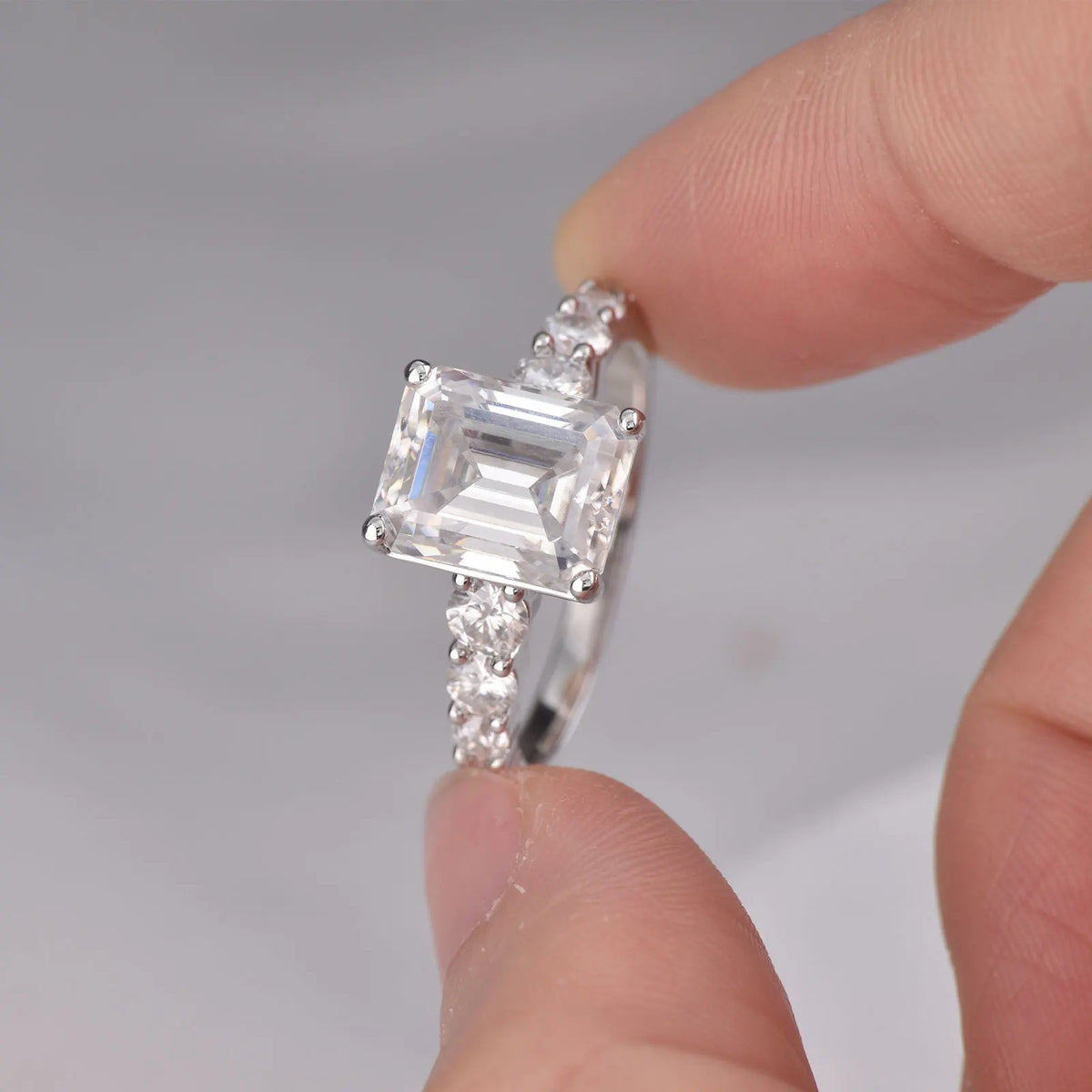 Newshe 4.0 Ct 8*10mm Emerald Cut Certified Moissanite Engagement Rings for Women Wedding Promise Ring with Luxury Jewelry Box