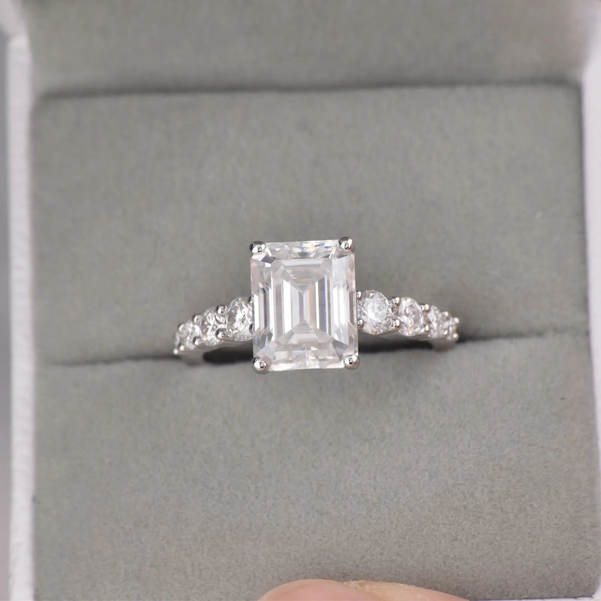Newshe 4.0 Ct 8*10mm Emerald Cut Certified Moissanite Engagement Rings for Women Wedding Promise Ring with Luxury Jewelry Box